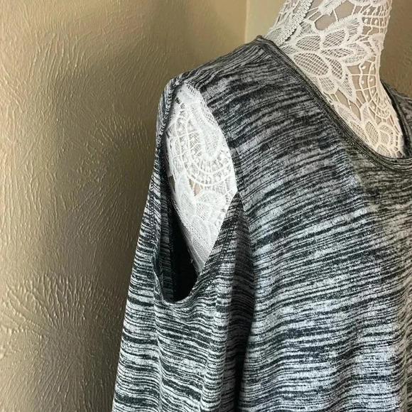 💜💜 Xersion Cold Shoulder Top - Picture 2 of 5
